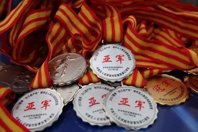 男友在网上曝光我家境，网友劝分后他上门道歉，我当场锁门并扔掉戒指